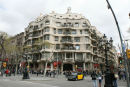 Casa Milà, et af de mange huse i Barcelona, som Gaudí har tegnet. Man har mulighed for at komme op på taget af Casa Milà; men læg mærke til køen, så det opgav vi.