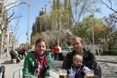 Maiken, Jakob og Julie nyder forårssolen og en forfriskning foran Sagrada Família, inden Maiken og Jakob skulle ind og se kirken. 
