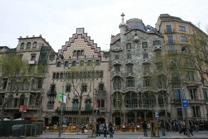 Passeig de Gràcia, der rummer mange af de bygninger, Gaudí har tegnet. Her Casa Amatiler og Casa Batlló; sidste er indrettet som museum, som vi besøgte.  