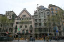 Passeig de Gràcia, der rummer mange af de bygninger, Gaudí har tegnet. Her Casa Amatiler og Casa Batlló; sidste er indrettet som museum, som vi besøgte.  