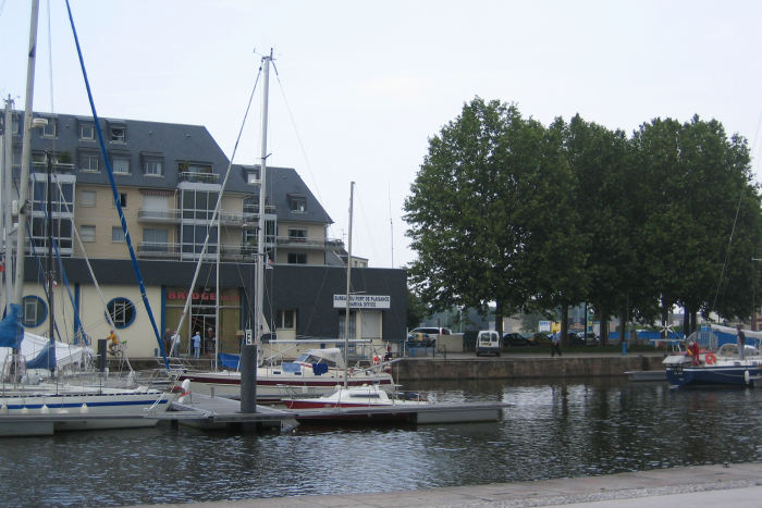 Fra Trouville sejlede vi til Caen via Ouistreham. I Caen lejede vi en bil for at tage på udflugt til museerne, der er anlagt på grund af D-dagen.