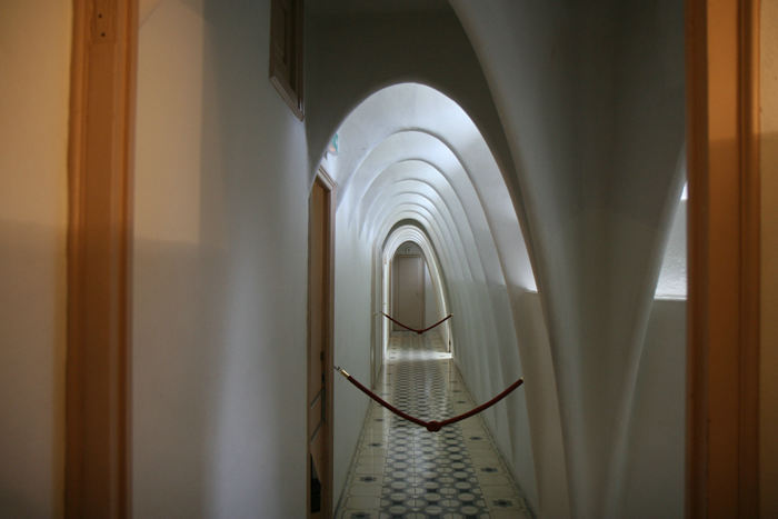 Loftsgangen på Casa Batlló. De tætstående buer, der bærer taget, er pudsede og malet hvide, hvilket skulle give fornemmelsen af at være inde i et stort dyrs skellet.