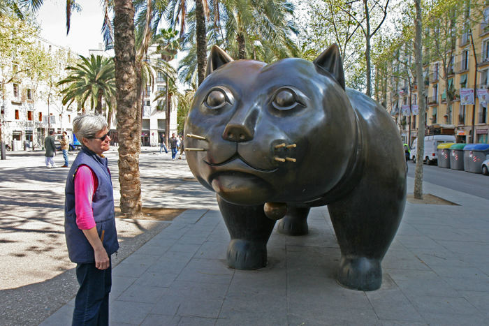 Kæmpekatten af Botero på Rambla del Raval. Den nye gågade har skabt mere lys og miljø i den stærkt multikulturelle og tidligere så indeklemte Raval-bydel.