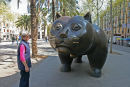 Kæmpekatten af Botero på Rambla del Raval. Den nye gågade har skabt mere lys og miljø i den stærkt multikulturelle og tidligere så indeklemte Raval-bydel.