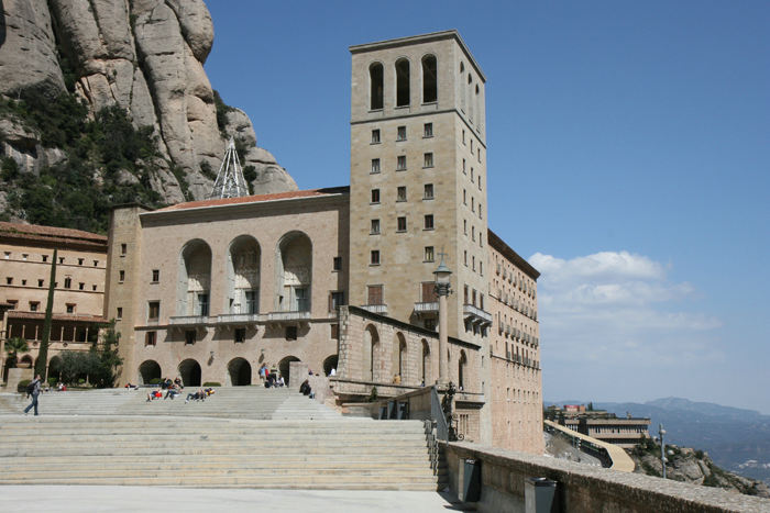 Monestir de Montserrat ligger klinet op ad en bjergskråning, og man kommer nemmest derop med en svævebane eller tandhjulsbane. Den har været svær at komme op til i gamle dage.