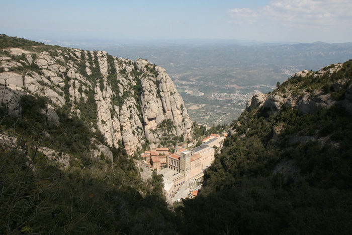 Der var også en flot udsigt oppe fra Sant Joan ned over Monestir de Montserrat. Oppe i bjergene ligger flere kapeller og hytter, som man kan vandre op til ad smalle stier. 