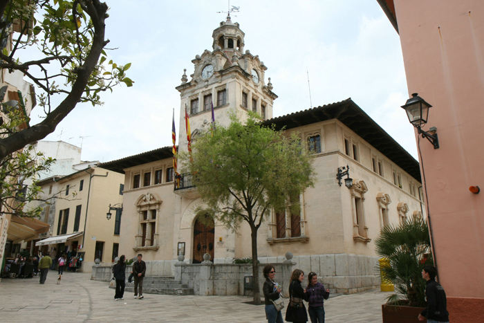 I gåafstand fra Alcudiamar ligger den gamle by Alcudia med en meget velbevaret bymidte inden for de gamle mure. Her Ayuntamiento – rådhuset inde midt i byen.  