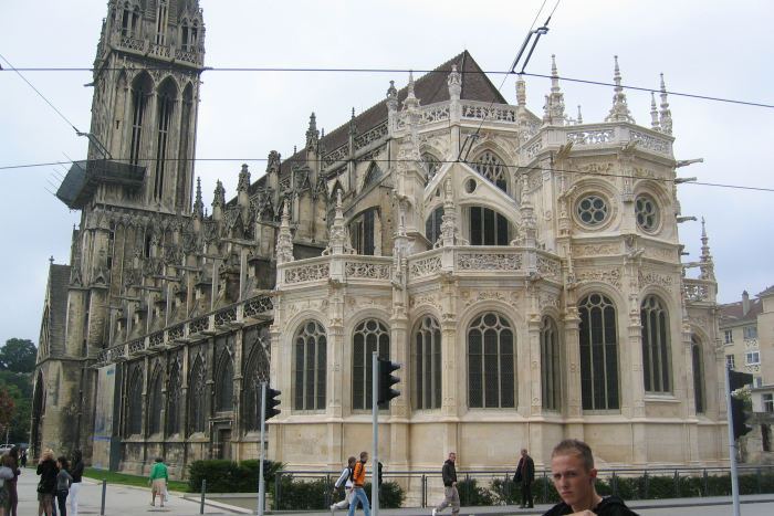 De er i fuld gang med at restaurere Eglise Saint-Pierre i Caen. Den bliver flot, men den trænger også meget til en omgang.