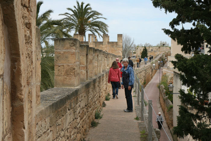 Meget af den gamle forsvarsmur rundt om Alcudia er bevaret, og det er lavet, så man kan gå oppe på muren. Der var en flot udsigt ind over byen.  