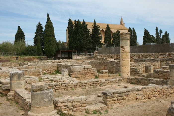 Lige i nærheden af Alcudia ligger den gamle, romerske ruinby Pollentia. Mallorca blev besat af romerne omkring 100 BC, og Pollentia blev grundlagt omkring 70 BC.