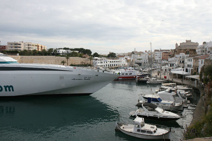 Havnen i Ciutadella på Menorca er en meget smal naturhavn. Der var lige nøjagtig plads til, at færgen fra Mallorca kunne dreje rundt. Det var han for øvrigt ret god til.