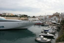 Havnen i Ciutadella på Menorca er en meget smal naturhavn. Der var lige nøjagtig plads til, at færgen fra Mallorca kunne dreje rundt. Det var han for øvrigt ret god til.