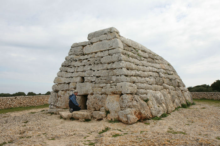 Det siges, at Menorca er den ø i Middelhavet, som har de fleste minder fra oldtiden, og vi besøgte flere af dem. Her er vi på besøg i Naveta des Tudons fra ca. 1000 BC, hvor man begravede de døde. 