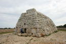 Det siges, at Menorca er den ø i Middelhavet, som har de fleste minder fra oldtiden, og vi besøgte flere af dem. Her er vi på besøg i Naveta des Tudons fra ca. 1000 BC, hvor man begravede de døde. 