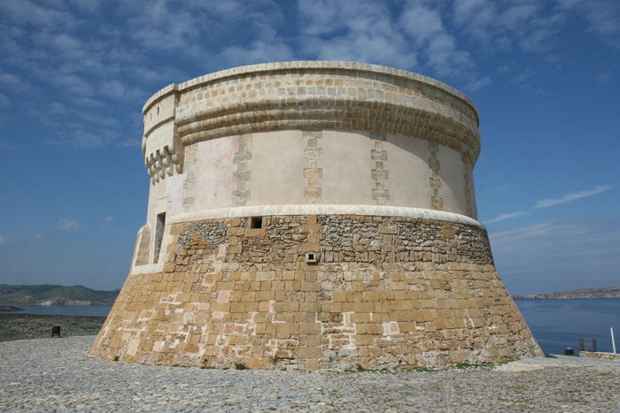Menorca har været besat af mange forskellige bl.a. englænderne, som byggede 11 forsvarstårne rundt på øen omkring 1800. Vi besøgte tårnet i Fornells, som var indrettet til museum.