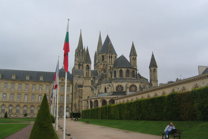 Abbaye aux Hommes og Église Saint-Étienne, der er bygget af Vilhelm Erobreren, blev indviet i 1077. Vilhelm Erobreren ligger begravet her.