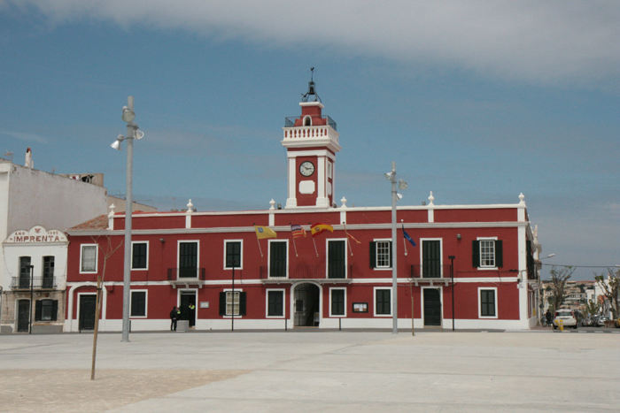 Byggestilen på Menorca bærer tydeligt præg af, at de har været under engelsk herredømme. Her Es Castell i nærheden af Mahón.  