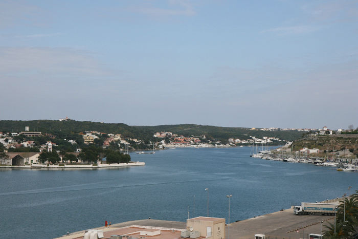 Mahón, hovedbyen på Menorca, ligger inde i bunden af en meget lang cala (fjord). Det er en rigtig flot cala med mange muligheder for at ankre eller gå til kaj/havn.