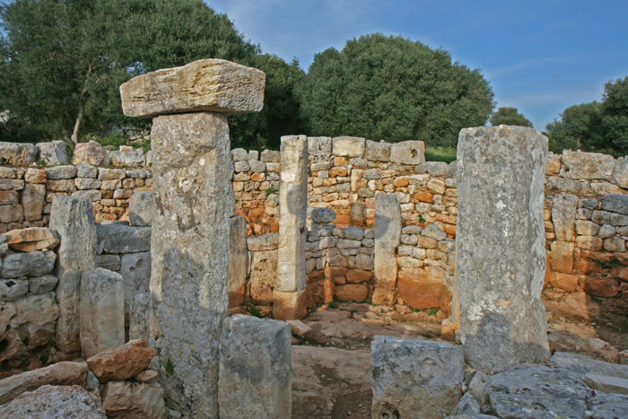 Den største bosættelse fra oldtiden findes i den talayotiske landsby Torre d’En Galmés. Menorca er kendt for sine Taulas, store firkantede sten lagt på langs oven på to andre sten. 