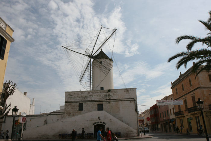 Lige over for Placa d’Alfons III eller Palmepladsen, som den også kaldes i Ciutadella, ligger en af de gamle vindmøller, som der findes flere af rundt om på Menorca. 