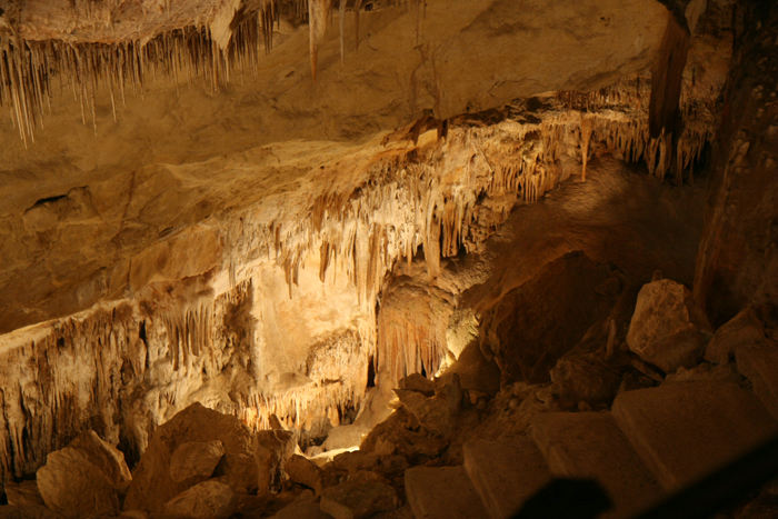 Den første drypstenshule vi besøgte, Cuevas del Drach, lå tæt på havnen i Porto Cristo. Det var en rigtig flot og stor hule, og der var show med robåde og musik på den underjordiske sø. 