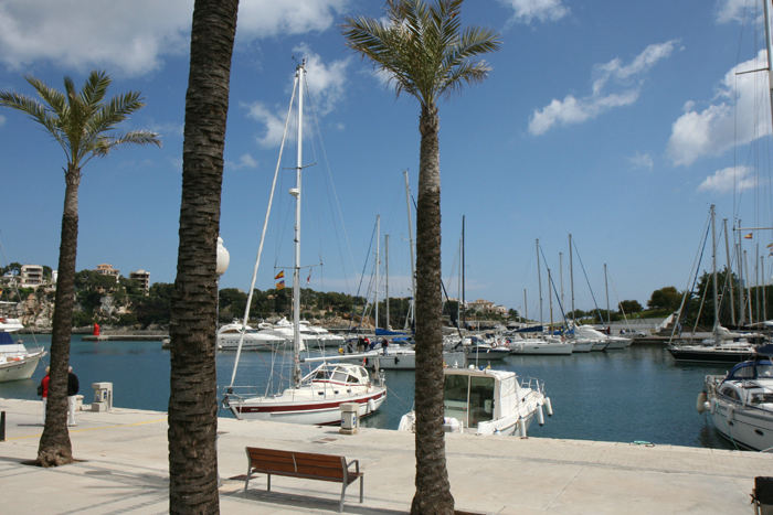 Nausikaa fortøjet i Porto Cristo på Mallorca. Vi lå ved den kommunale kaj, tæt på centrum og alle forretninger og til en brøkdel af, hvad det kostede ovre i sejlklubben på den anden side af havnen. 
