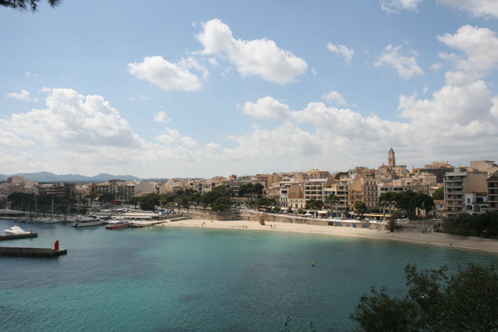 Porto Cristo set oppe fra klipperne ved indsejlingen til calaen (fjorden). Der lå en rigtig flot badestrand tæt på havnen; men 16 grader var lige i underkanten.