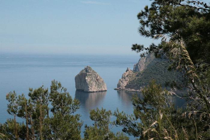Et parti fra nordkysten af Mallorca på vej ud til fyret på Cap de Formentor. Klippen ude i vandet er Colomer. 