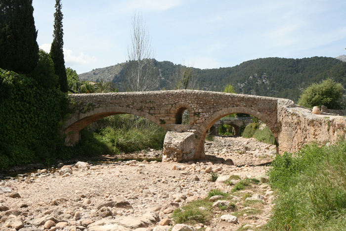 Også i Pollenca på Mallorca er der minder fra romerriget. Her den gamle bro Pont Romà; der var ikke meget vand i floden, da vi var der.