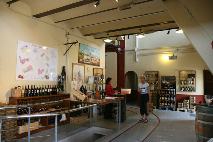 Der dyrkes også vin på Mallorca. Der er to distrikter: DO Binissalem og DO Pla i Llevant, hvor Binissalem er det ældste og største. Her besøger vi José L. Ferrer for at købe lidt af deres vin. 