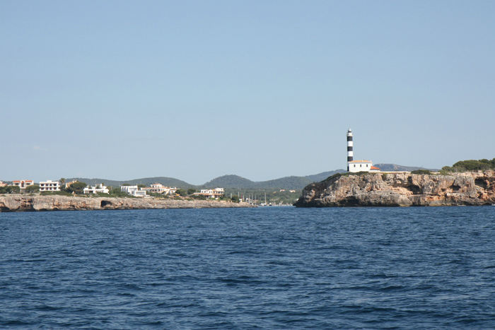 På turen fra Porto Cristo til Palma passerede vi en del af de flotte calaer (fjorde/naturhavne) langs østkysten af Mallorca. Her passeres indsejlingen til Porto Colom.
