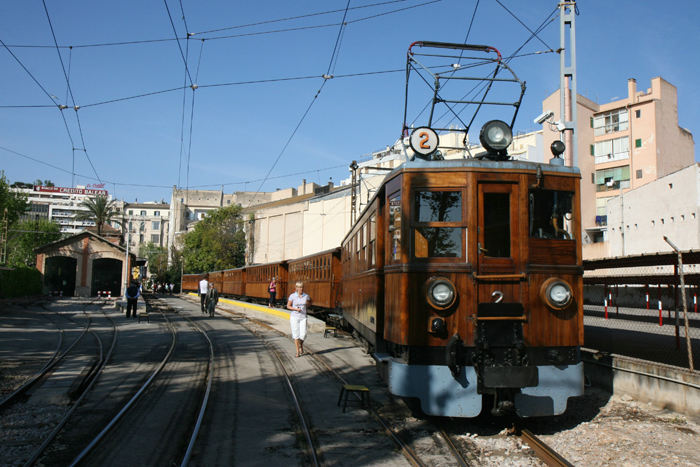Fra Palma tog vi den smalsporede veteranbane, der kører mellem Palma og Sóller. Banen blev åbnet i 1912 til transport af appelsiner fra Sóller til Palma. I dag er det kun en turistattraktion. 