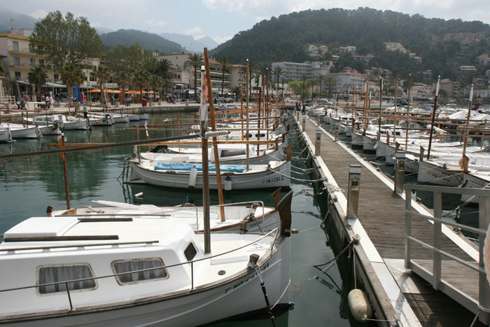 Et billede fra havnen i Port de Sòller. Inderst i havnen lå de små fiskerbåde med den typiske høje stævn, som vi kun har set på De Baleariske Øer.