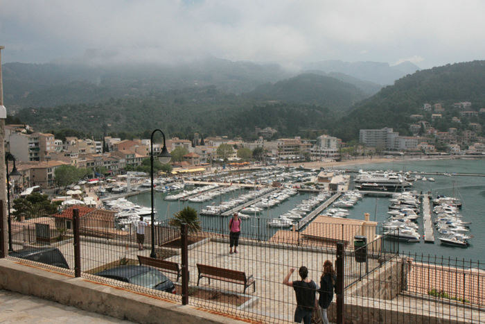 Udsigten ned over havnen i Port de Sóller oppe fra klipperne ved indsejlingen til den flotte naturhavn. Den ser meget beskyttet ud.