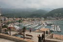 Udsigten ned over havnen i Port de Sóller oppe fra klipperne ved indsejlingen til den flotte naturhavn. Den ser meget beskyttet ud.