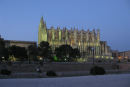 Katedralen i Palma er imponerende. Den rager godt op i landskabet og kan ses på lang afstand, når man nærmer sig byen ude fra vandet. Den ligger helt ud til strandpromenaden. 