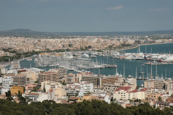 Udsigten over den store lystbådehavn i Palma de Mallorca oppe fra Castell de Bellver. Der er endnu en marina til højre for billedet.  