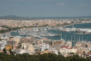 Udsigten over den store lystbådehavn i Palma de Mallorca oppe fra Castell de Bellver. Der er endnu en marina til højre for billedet.  