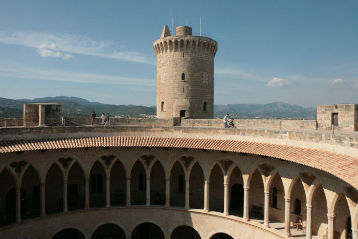Castell de Bellver, der ligger højt hævet over Palma, er bygget på en gang i 1300, altså ingen tilbygninger eller ændringer, som man ofte ser. Det er rundt med flere tårne.