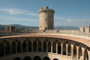 Castell de Bellver, der ligger højt hævet over Palma, er bygget på en gang i 1300, altså ingen tilbygninger eller ændringer, som man ofte ser. Det er rundt med flere tårne.