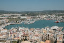 Udsigten ned over havnen og de arabisk prægede huse i den gamle bydel, set oppe fra D’Alt Vila, den gamle borg midt i Ibiza by.  