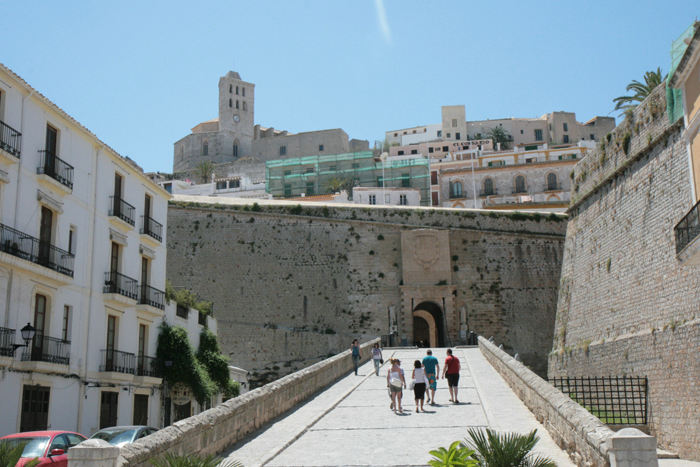 Den gamle vindebro og port Portal des ses Taules, en af de to porte, der fører ind til D’Alt Vila i Ibiza by. D’Alt Vila er bygget af maurerne og er udnævnt til nationalt monument.
