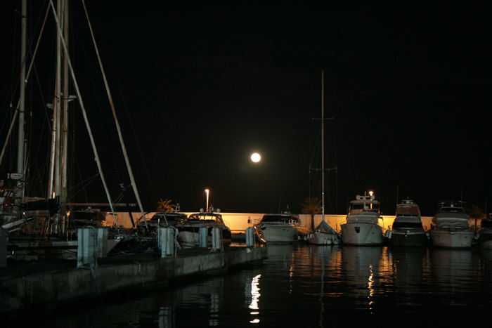 Fuldmåne. Et stemningsbillede fra havnen i Santa Eulàlia del Riu på Ibiza. 
