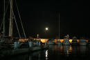 Fuldmåne. Et stemningsbillede fra havnen i Santa Eulàlia del Riu på Ibiza. 