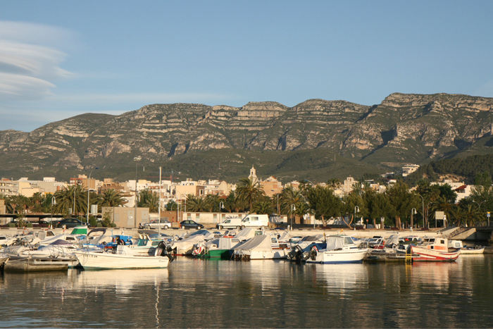 Udsigten ind over Sant Carles de la Rapita med de flotte bjerge i baggrunden fra vores plads i Sant Carles Marina. Vi nød udsigten hver morgen, når solen var på.