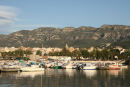 Udsigten ind over Sant Carles de la Rapita med de flotte bjerge i baggrunden fra vores plads i Sant Carles Marina. Vi nød udsigten hver morgen, når solen var på.