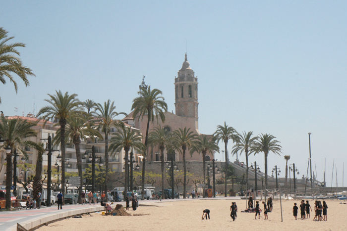 Kirken i Sitges er bygget helt ude i vandkanten, så evt. bølger banker ind mod klippen, som kirken er bygget på.