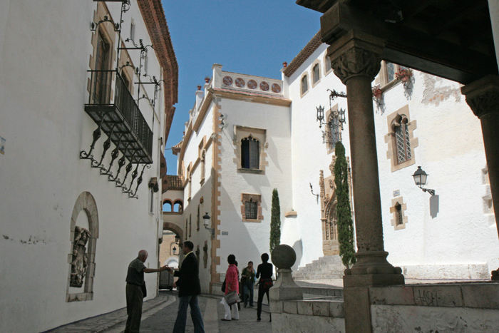 Placa de l’Ajuntament i Sitges, med de flotte gamle bygninger. De er bl.a. indrettet til museum.