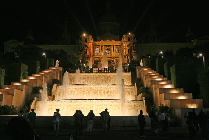 Palau Nacional – MNAC – set ned fra Placa d’Espanya, Barcelona, med gang i Font Màgica, det flotte springvand, der blev bygget i forbindelse med Verdensudstillingen i 1929.