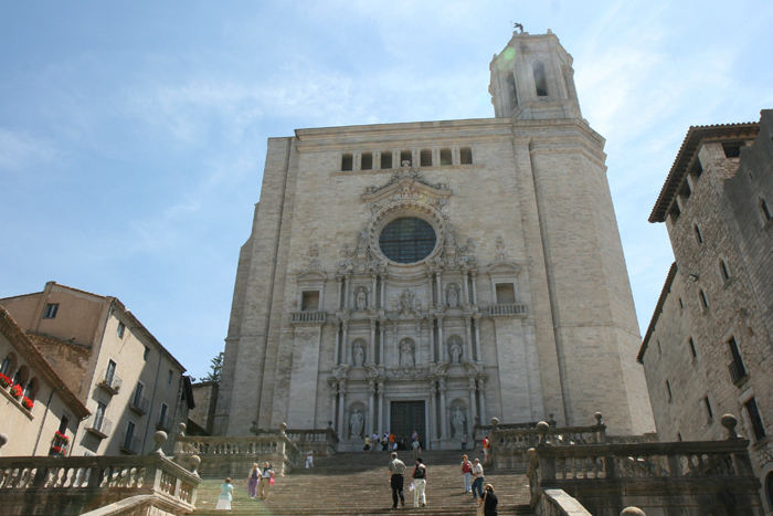 Katedralen i Girona er meget stor. Bredden på kirkerummet mellem søjlerne er 23 m, kun overgået af Peterskirken i Rom, der har et spænd på 26 m.